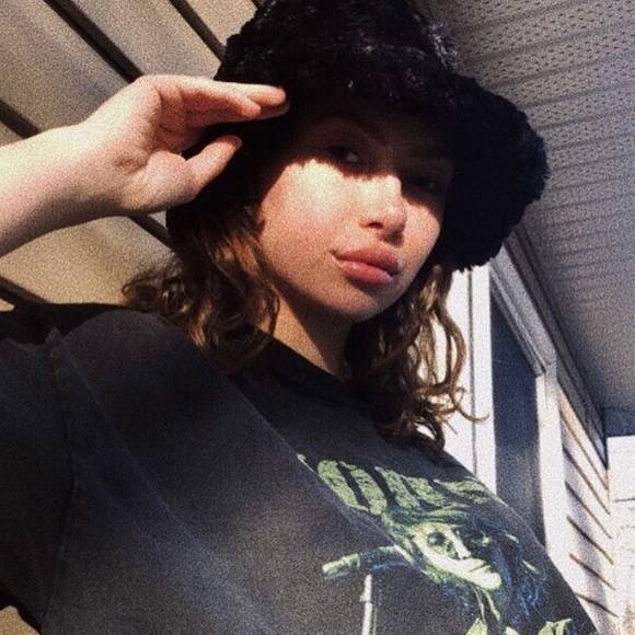 Meet your Posher, Elizabeth - Picture 3 of 3